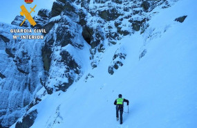 ep agentes de la guardia civil acuden al rescate de cuerpo del montanero fallecido en el pico