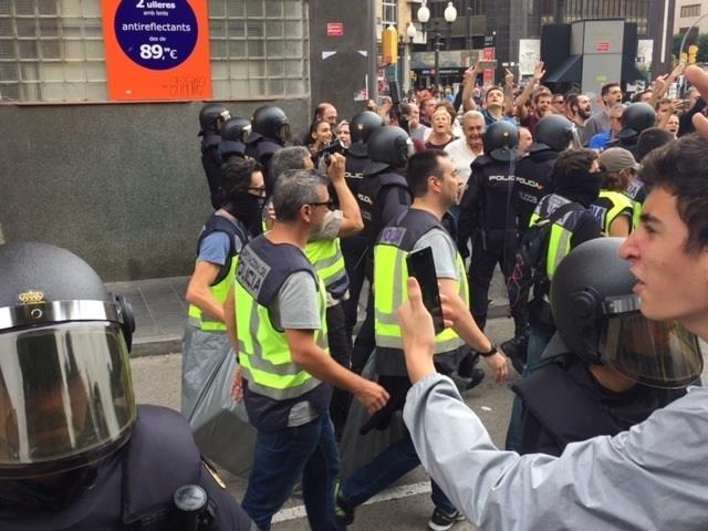 Agentes de la Policía se llevan urnas en Tarragona por el 1-O | EUROPA PRESS ep agentesla policiallevan urnastarragona1-o