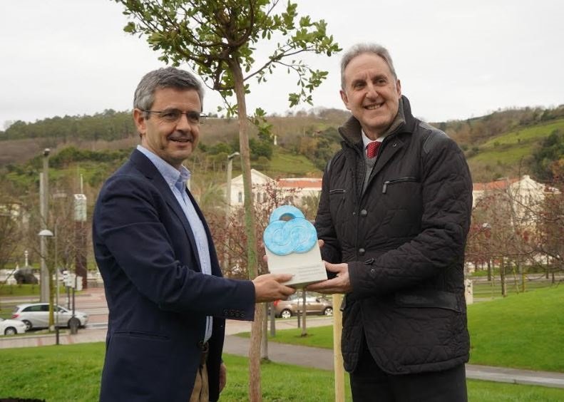 ep alfonso gil recibe el premio a la calidad del aire de bilbao ep alfonso gil recibe el premio a la calidad del aire de bilbao