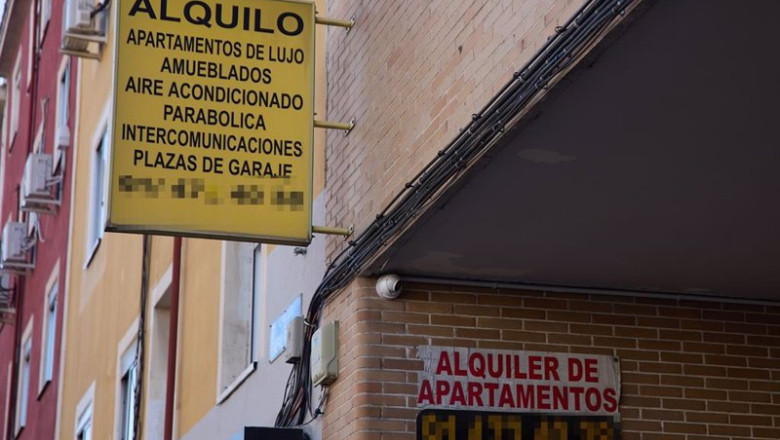 Archivo - Carteles de alquiler, a 13 de abril de 2024, en Madrid (España). | Jesús Hellín - Europa Press - Archivo ep archivo carteles de alquiler a 13 de abril de 2024 en madrid espana