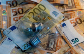 ep archivo   dos bombillas sobre billetes