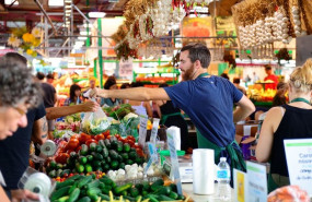 ep archivo   fruteria en un mercado andaluz