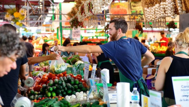 ep archivo   fruteria en un mercado andaluz