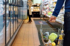 ep archivo   gente comprando en un supermercado con la cesta de la compra