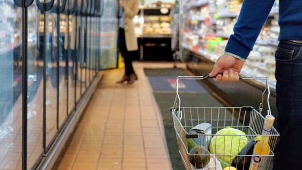 ep archivo   gente comprando en un supermercado con la cesta de la compra