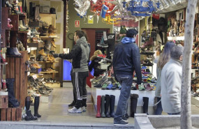 ep archivo   gente en una zapateria