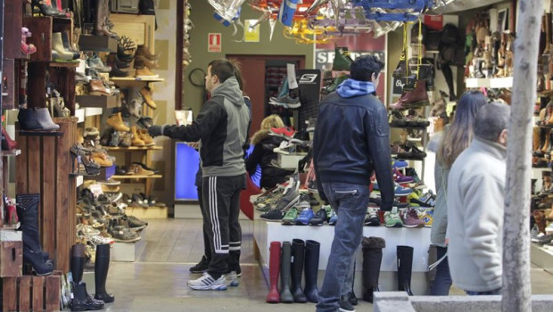 ep archivo   gente en una zapateria