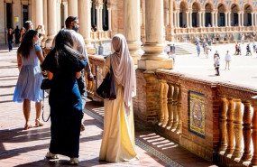 ep archivo   los turistas contemplan la plaza de espana de sevilla en una jornada primaveral a 17 de