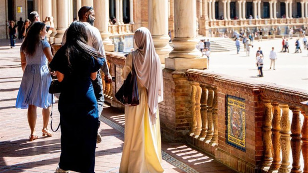 ep archivo   los turistas contemplan la plaza de espana de sevilla en una jornada primaveral a 17 de