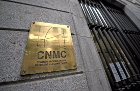 ep archivo   placa identificativa en el edificio que alberga la sede de la comision nacional de los