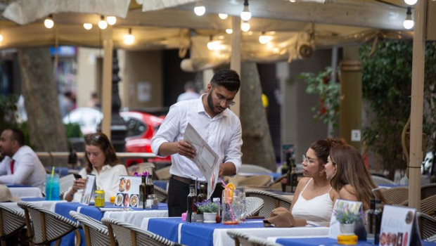 ep archivo   un camarero atiende a una mesa en las ramblas