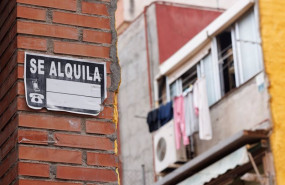 ep archivo   un cartel de alquiler en una vivienda