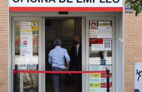 ep archivo   un hombre entra a una oficina del sepe el dia en el que se han conocido los datos de