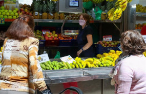 ep archivo una trabajadora de una fruteria del mercado central de valencia atiende a dos clientas ep archivo una trabajadora de una fruteria del mercado central de valencia atiende a dos clientas