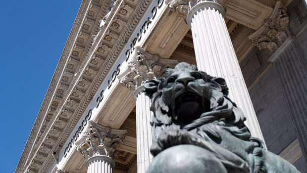 ep archivo - uno de los emblematicos leones que se encuentran delante de la fachada del congreso de