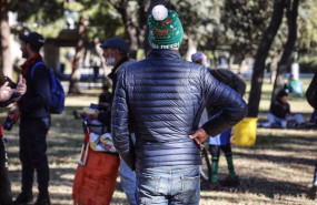 ep archivo   varias personas comen durante el reparto de alimentos a personas sin recursos en el