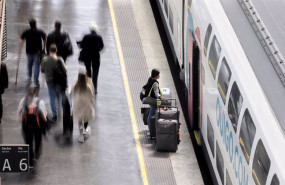 ep archivo   varias personas con maletas en el anden antes de coger un tren de alta velocidad en la