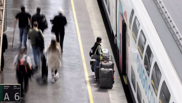 ep archivo   varias personas con maletas en el anden antes de coger un tren de alta velocidad en la