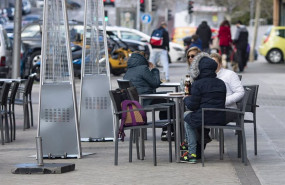 ep archivo - varios comensales disfrutan en una terraza de un bar de carabanchel