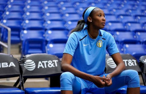 ep astou ndour en un entrenamiento con los chicago sky