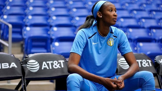ep astou ndour en un entrenamiento con los chicago sky