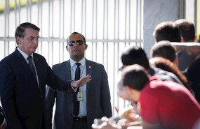 ep bolsonaro hablando con algunos de sus seguidores