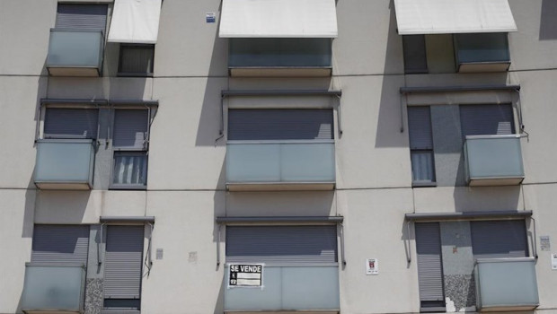 ep cartel de se vende en el balcon de un piso de un edificio de madrid