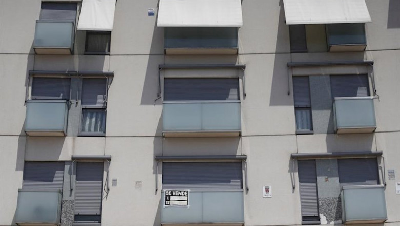 ep cartel de se vende en el balcon de un piso de un edificio de madrid ep cartel de se vende en el balcon de un piso de un edificio de madrid