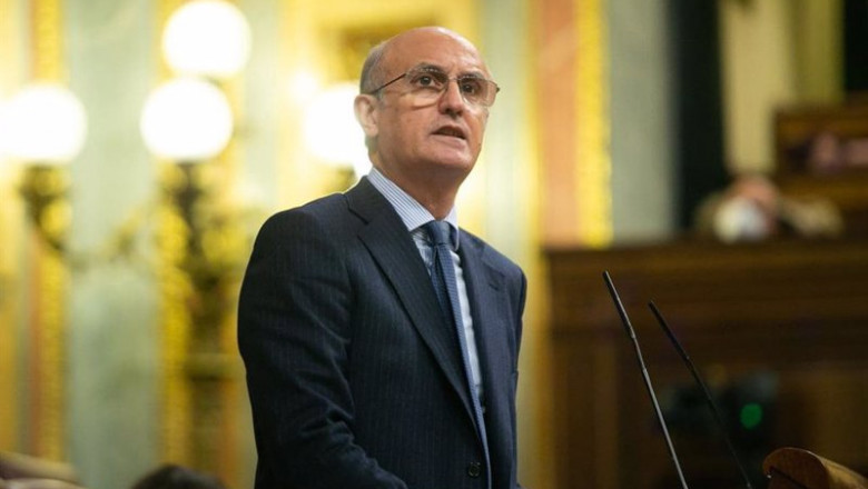 ep celso delgado del pp toma la palabra para defender la mocion sobre la politica del gobierno en