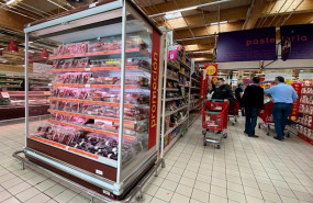 ep compradores adquieren productos en un supermercado pocos minutos despues de la declaracion del