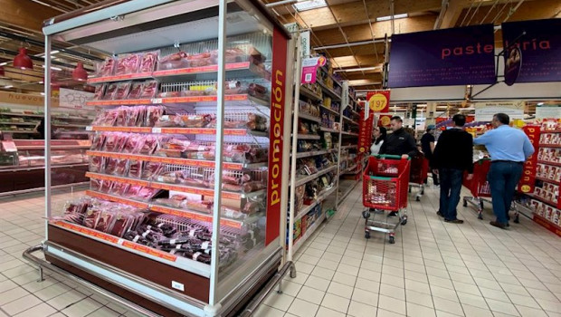 ep compradores adquieren productos en un supermercado pocos minutos despues de la declaracion del