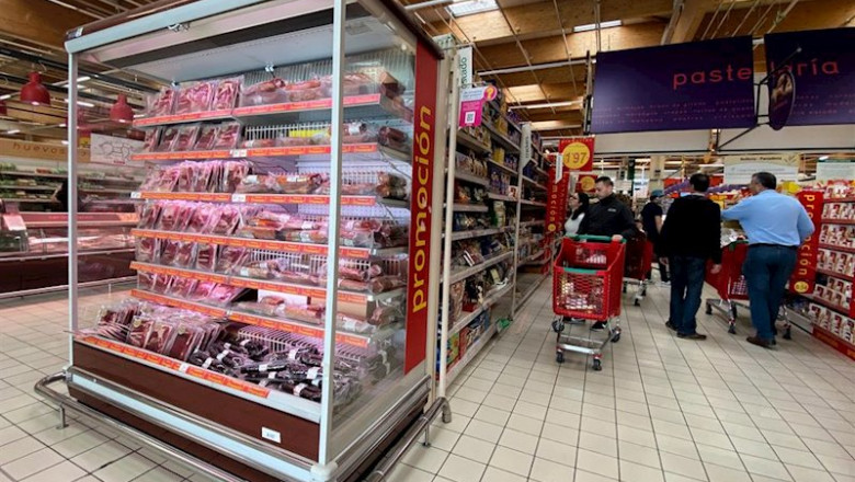 Compradores adquieren productos en un supermercado pocos minutos después de la declaración del Estado de Alarma que ha hecho el presidente del Gobierno, Pedro Sánchez, ante el avance del coronavirus, en Madrid (España), a 13 de marzo de 2020. | Eduardo Parra - Europa Press ep compradores adquieren productos en un supermercado pocos minutos despues de la declaracion del