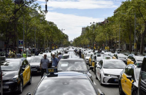 ep concentracion de taxis en el paseo de gracia de barcelona durante una marcha lenta hasta la