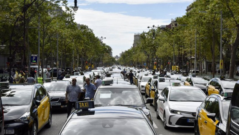 ep concentracion de taxis en el paseo de gracia de barcelona durante una marcha lenta hasta la ep concentracion de taxis en el paseo de gracia de barcelona durante una marcha lenta hasta la