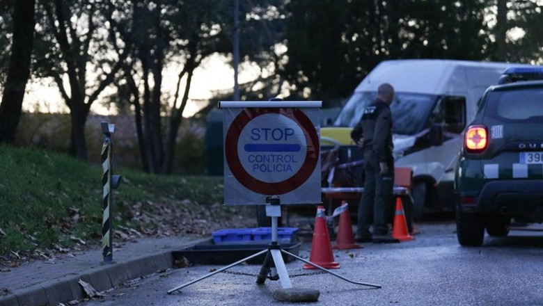 ep control policial para limitar el acceso a la zona a 1 de diciembre de 2025 en barcelona catalunya