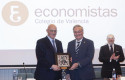 ep el colegio de economistas de valencia coev entrrga al presidente de banco sabadell josep oliu el