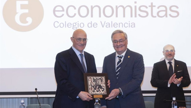 ep el colegio de economistas de valencia coev entrrga al presidente de banco sabadell josep oliu el