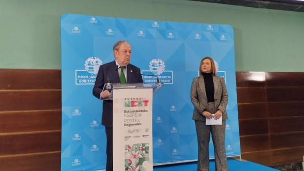 ep el consejero de economia y hacienda pedro azpiazu y la presidenta de confebask tamara yague