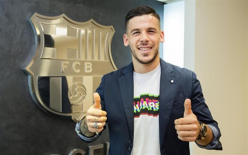 ep el jugador del fc barcelona carles perez tras su renovacion