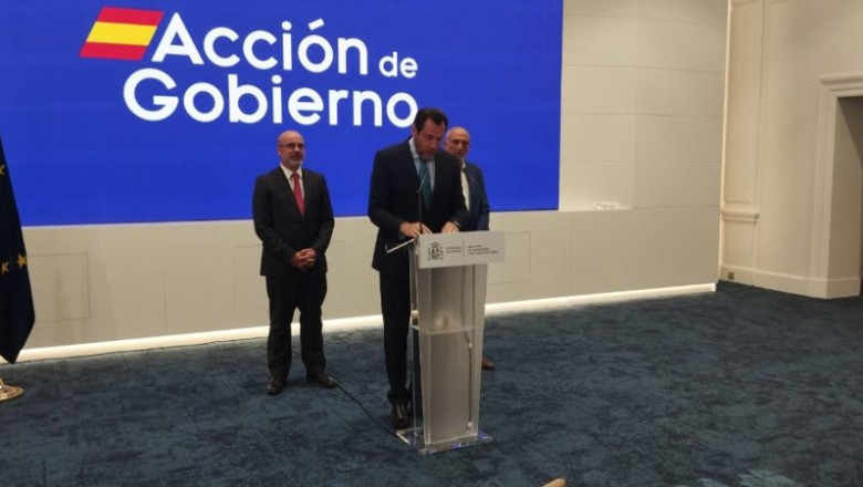 El ministro de Transportes, Óscar Puente, junto al delegado de Gobierno en Madrid, Francisco Martín. | EUROPA PRESS ep el ministro de transportes oscar puente junto al delegado de gobierno en madrid francisco martin