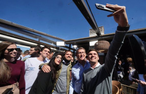 ep el presidente del pp alberto nunez feijoo posa para una foto con jovenes en un acto de vivienda ep el presidente del pp alberto nunez feijoo posa para una foto con jovenes en un acto de vivienda