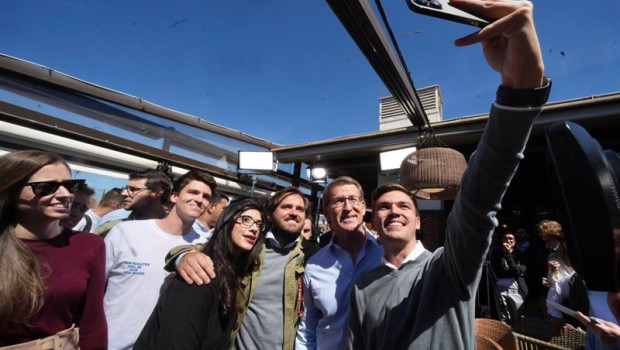 ep el presidente del pp alberto nunez feijoo posa para una foto con jovenes en un acto de vivienda