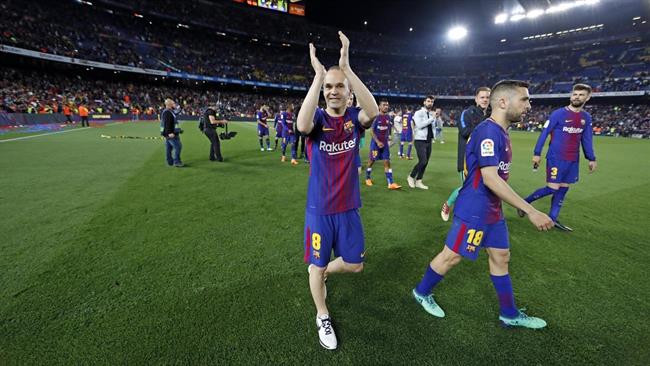 Iniesta aplaude al Camp Nou | MIGUEL RUIZ / FCB ep iniesta aplaudecamp nou