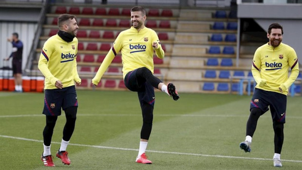ep jordi alba gerard pique y leo messi en un entrenamiento del fc barcelona