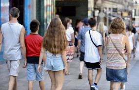 ep jovenes paseando por madrid