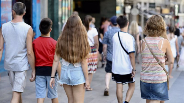 ep jovenes paseando por madrid