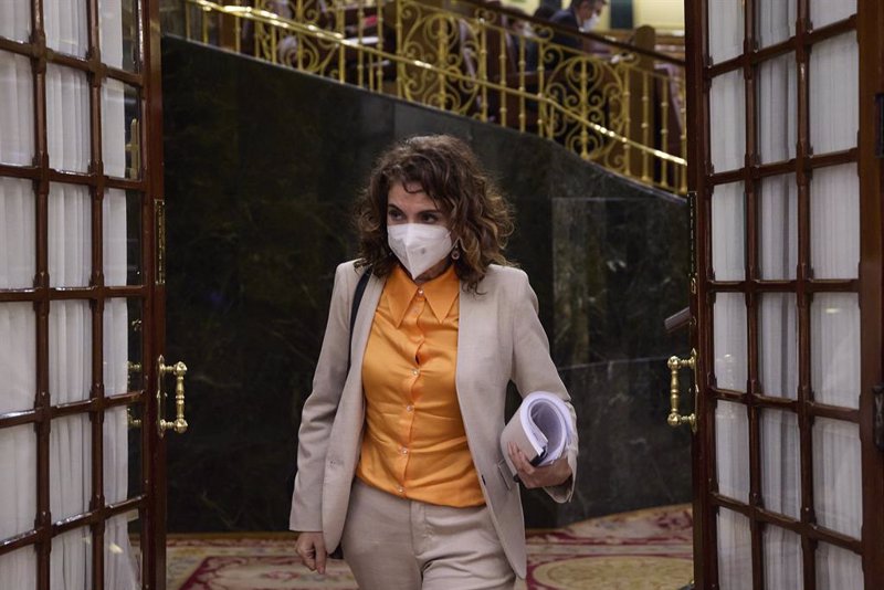 Choque en el Gobierno: Montero cree que no hay que subir los impuestos a las eléctricas