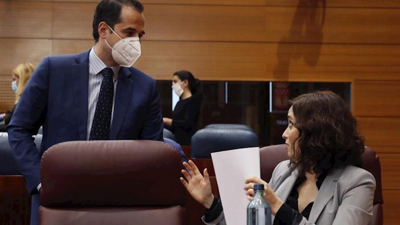 La presidenta de la Comunidad de Madrid, Isabel Díaz Ayuso (d) conversa con el vicepresidente de la Comunidad, Ignacio Aguado (i) antes del comienzo de pleno en la Asamblea de Madrid este miércoles con un único punto del orden del día, la comparecencia de | Pool ep la presidenta de la comunidad de madrid isabel diaz ayuso d conversa con el vicepresidente de la