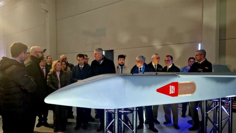 La secretaria de Estado de Defensa, Amparo Valcarce, visita la futura fábrica de drones de Indra Group en Villadangos del Páramo (León), junto a representantes de la compañía, de formaciones políticas y de otras instituciones. | EUROPA PRESS ep la secretaria de estado de defensa amparo valcarce visita la futura fabrica de drones de indra