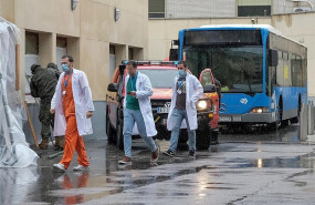 ep la ume escolta la salida del hospital gregorio maranon de un autobus utilizado para trasladar a